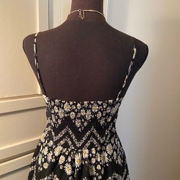 Adorable Daisy Print Sun Dress - Picture 5 of 8